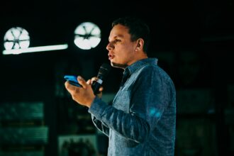 Pastores e fiéis têm acompanhado com atenção o avanço da inteligência artificial (IA) e seus possíveis impactos sobre a igreja. Foto: Representativa/Unsplash.