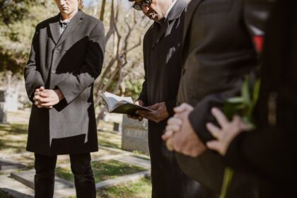 Pastor enfrenta atirador durante funeral nos EUA e, após o susto, 10 pessoas se aceitam a Jesus durante a cerimônia. Foto: Representativa/Pexels.