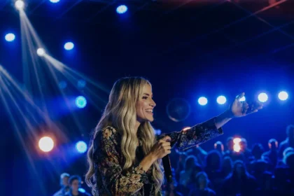 A cantora e compositora Marine Friesen apresentou ao público seu mais novo single autoral, “Meu Pastor”, lançado pela gravadora MK Music. Foto: Divulgação.