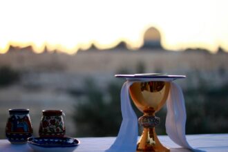Pastor explica o significado da Páscoa judaica e relaciona os quatro cálices à obra de Cristo e à libertação espiritual do homem. Foto: Representativa/Unsplash.