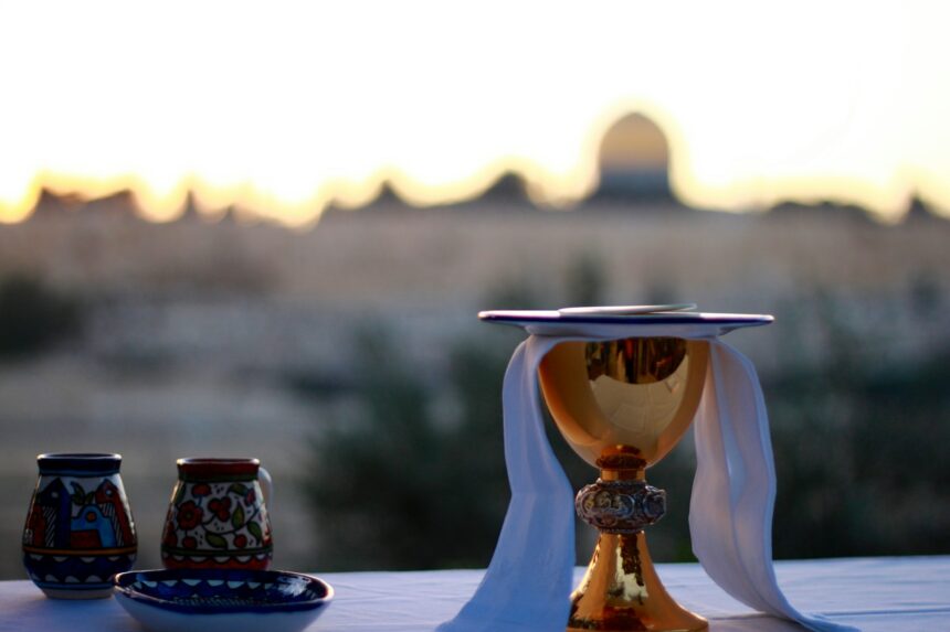 Pastor explica o significado da Páscoa judaica e relaciona os quatro cálices à obra de Cristo e à libertação espiritual do homem. Foto: Representativa/Unsplash.