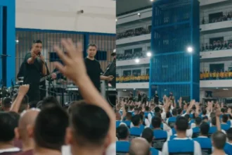 Banda realiza culto em prisão em El Salvador, reúne 4 mil detentos e leva mensagem de fé por meio do Evangelho. Foto: Reprodução/YouTube/San Marcos Honey