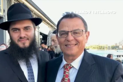 Sobrevivente de ataque em praia na Austrália perdoa terrorista que matou seu pai e emociona ao escolher a fé em vez do ódio após a tragédia. Foto: Reprodução/CBN News