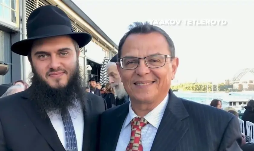 Sobrevivente de ataque em praia na Austrália perdoa terrorista que matou seu pai e emociona ao escolher a fé em vez do ódio após a tragédia. Foto: Reprodução/CBN News