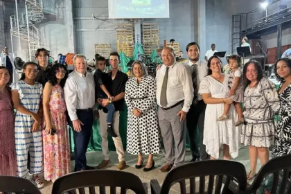 Embaixador dos EUA participou recentemente do Culto de Pentecostes realizado em igreja plantada por missionários em Cuba. Foto: Instagram/bautistaelcalvariocuba
