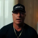 Ex-traficante aceita Jesus na prisão após orações de mãe, superando o crime, o vício e reconstruindo a vida por meio da fé em Jesus. Foto: Reprodução/YouTube/Delafé Testimonies