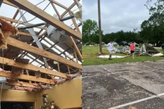 Cristãos louvam e oram durante tornado nos EUA, enquanto igreja é destruída no Mississippi, sem deixar feridos entre os membros. Foto: Facebook/Coaltown Baptist Church