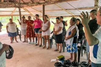 Uma igreja na Colômbia que estava fechada devido à perseguição volta a funcionar e evangeliza bruxas e guerrilheiros. Foto: Reprodução/Christian Aid Mission
