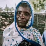 Uma cristã que sobreviveu ao ataque de Boko Haram retornou à Nigéria para ajudar outros cristãos a permanecerem firmes na fé em Jesus. Foto: Reprodução/Global Christian Relief
