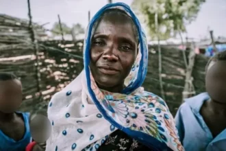 Uma cristã que sobreviveu ao ataque de Boko Haram retornou à Nigéria para ajudar outros cristãos a permanecerem firmes na fé em Jesus. Foto: Reprodução/Global Christian Relief
