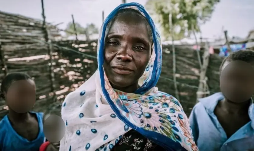 Uma cristã que sobreviveu ao ataque de Boko Haram retornou à Nigéria para ajudar outros cristãos a permanecerem firmes na fé em Jesus. Foto: Reprodução/Global Christian Relief