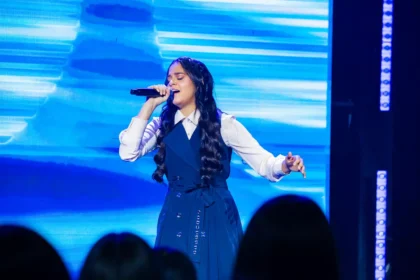 Eula Cris lançou a versão ao vivo da canção “Graças a Deus”, de seu primeiro projeto gravado ao vivo em Recife, cidade natal da artista. Foto: Divulgação.
