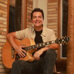 Após três anos sem lançar uma canção inédita, Regis Danese apresenta ao público o single “Tu És Tão Bom Pra Mim”. Foto: Divulgação.