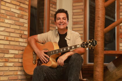 Após três anos sem lançar uma canção inédita, Regis Danese apresenta ao público o single “Tu És Tão Bom Pra Mim”. Foto: Divulgação.