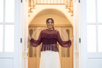 A cantora Larissa Santos lançou o single “É Deus Quem Vai Fazer”, destacando o cuidado de Deus e Seu tempo perfeito. Foto: Divulgação.