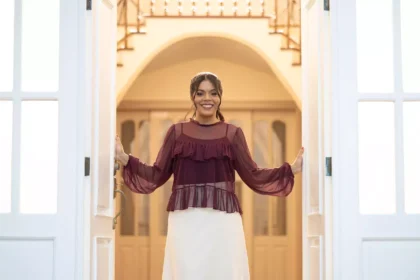 A cantora Larissa Santos lançou o single “É Deus Quem Vai Fazer”, destacando o cuidado de Deus e Seu tempo perfeito. Foto: Divulgação.