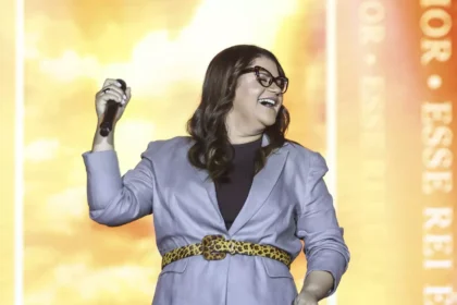 A cantora Midian Lima lança recentemente o single “O Rei da Glória”, faixa que encerra seu mais recente projeto audiovisual. Foto: Divulgação.