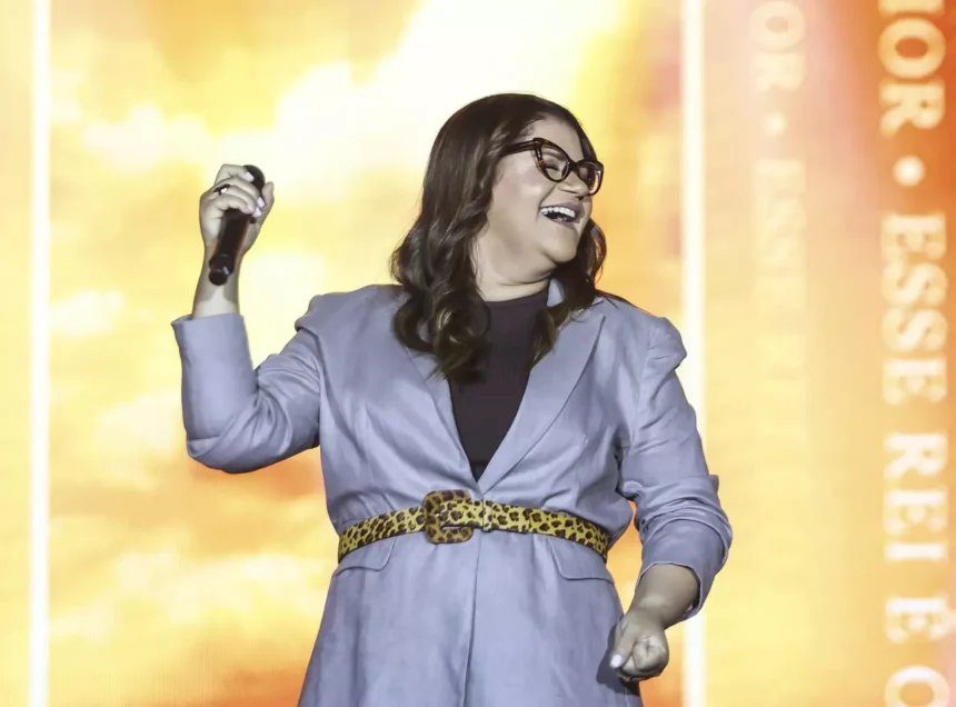 A cantora Midian Lima lança recentemente o single “O Rei da Glória”, faixa que encerra seu mais recente projeto audiovisual. Foto: Divulgação.