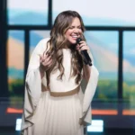 Sarah Farias lança “Chame Jesus”, single que marca o início de seu novo projeto de mensagem de fé, entrega e dependência de Deus. Foto: Divulgação.