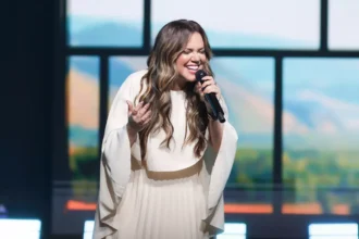 Sarah Farias lança “Chame Jesus”, single que marca o início de seu novo projeto de mensagem de fé, entrega e dependência de Deus. Foto: Divulgação.