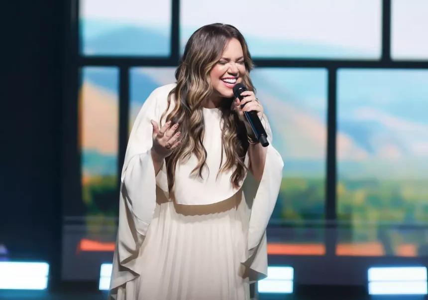Sarah Farias lança “Chame Jesus”, single que marca o início de seu novo projeto de mensagem de fé, entrega e dependência de Deus. Foto: Divulgação.