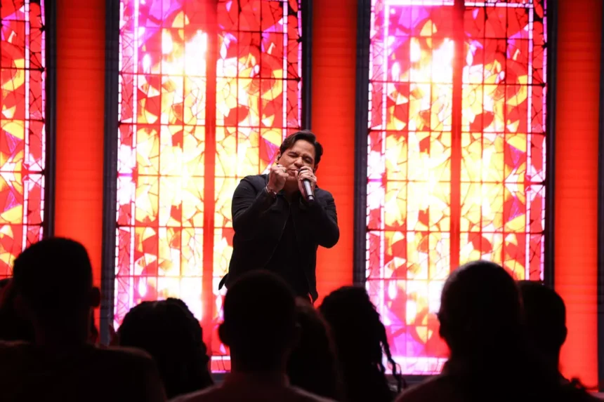 Elizeu Alves lançou o EP “Me Ama – Ao Vivo”, encerrando seu projeto ao vivo com canções marcadas por adoração e entrega a Deus. Foto: Divulgação.