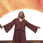 Léa Mendonça lançou recentemente a canção “Deus Não Faz Acepção”, faixa que encerra o projeto comemorativo “Léa Mendonça: 40 Anos”. Foto: Divulgação.