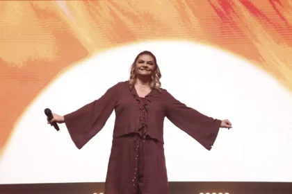 Léa Mendonça lançou recentemente a canção “Deus Não Faz Acepção”, faixa que encerra o projeto comemorativo “Léa Mendonça: 40 Anos”. Foto: Divulgação.