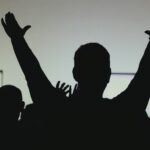 Mesmo em meio à guerra, ao frio extremo e aos apagões, cristãos na Ucrânia continuam firmes na fé e encontrando esperança em Jesus. Foto: Representativa/Unsplash.