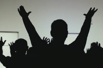 Mesmo em meio à guerra, ao frio extremo e aos apagões, cristãos na Ucrânia continuam firmes na fé e encontrando esperança em Jesus. Foto: Representativa/Unsplash.