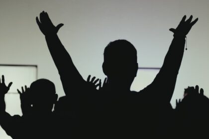 Mesmo em meio à guerra, ao frio extremo e aos apagões, cristãos na Ucrânia continuam firmes na fé e encontrando esperança em Jesus. Foto: Representativa/Unsplash.