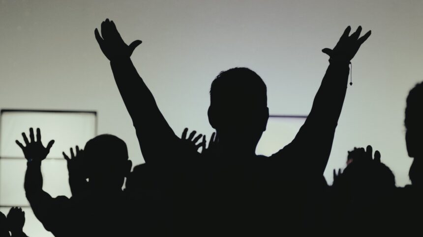 Mesmo em meio à guerra, ao frio extremo e aos apagões, cristãos na Ucrânia continuam firmes na fé e encontrando esperança em Jesus. Foto: Representativa/Unsplash.