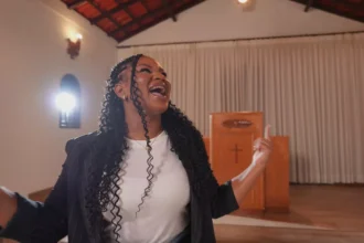 A cantora Thalita Roberta lançou recentemente o EP “Foi Milagre”, encerrando mais uma etapa especial de sua trajetória musical. Foto: Divulgação.