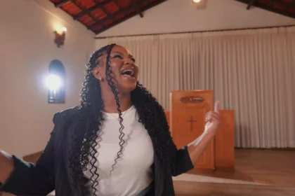 A cantora Thalita Roberta lançou recentemente o EP “Foi Milagre”, encerrando mais uma etapa especial de sua trajetória musical. Foto: Divulgação.