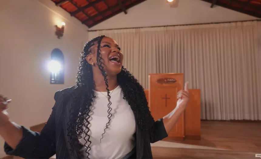 A cantora Thalita Roberta lançou recentemente o EP “Foi Milagre”, encerrando mais uma etapa especial de sua trajetória musical. Foto: Divulgação.