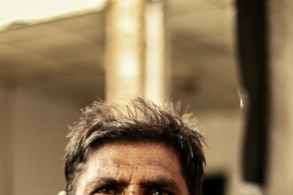 Ex-hindu que participou de culto com a intenção de matar cristãos acabou aceitando Jesus após ouvir a mensagem do Evangelho no Paquistão. Foto: Ilustrativa/Unsplash.