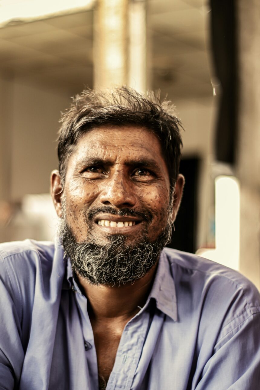 Ex-hindu que participou de culto com a intenção de matar cristãos acabou aceitando Jesus após ouvir a mensagem do Evangelho no Paquistão. Foto: Ilustrativa/Unsplash.