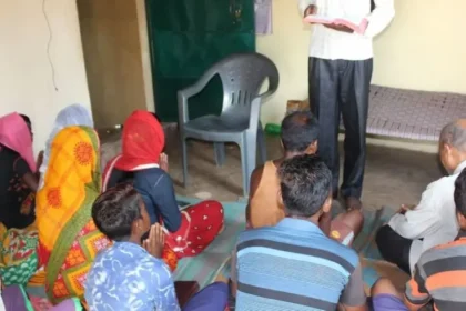 Mais 25 cristãos ficaram feridos após extremistas hindus invadirem um culto na Índia e atacarem os participantes em uma igreja. Foto: Ilustração/Portas Abertas