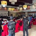 Policiais invadem o culto de uma igreja doméstica na China e levam cristãos, incluindo crianças, durante fiscalização. Foto: ChinaAid