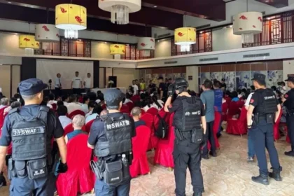 Policiais invadem o culto de uma igreja doméstica na China e levam cristãos, incluindo crianças, durante fiscalização. Foto: ChinaAid