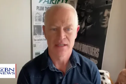 O ator de Hollywood, Neal McDonough, voltou a falar sobre a importância de Deus em sua vida durante uma entrevista recente. Foto: Reprodução/YouTube/CBN News