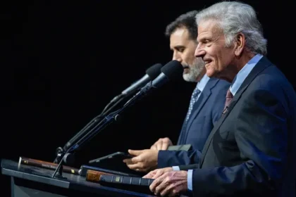 Ex-ateu entrega sua vida a Jesus durante pregação de Franklin Graham no Festival da Esperança em Madri, evento que reuniu milhares de pessoas. Foto: BGEA