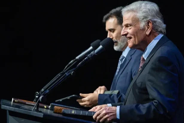 Ex-ateu entrega sua vida a Jesus durante pregação de Franklin Graham no Festival da Esperança em Madri, evento que reuniu milhares de pessoas. Foto: BGEA