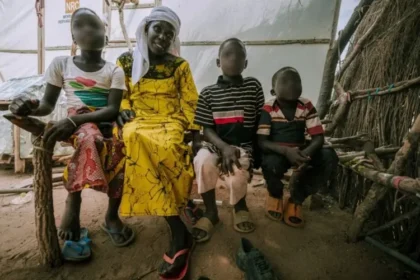 Família da Nigéria sobreviveu aos ataques do Boko Haram e testemunha como a fé em Deus trouxe esperança em meio à perseguição e ao sofrimento. Foto: Reprodução/Global Christian Relief