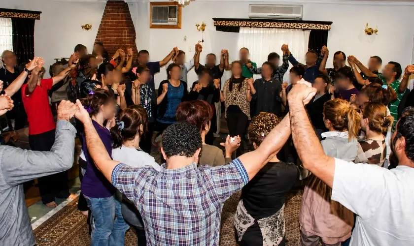 Cristianismo no Irã: apesar da perseguição e das restrições do regime islâmico, cada vez mais iranianos estão conhecendo Jesus. Foto: Iran Alive Ministries via Uncharted