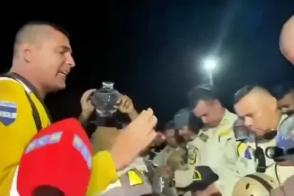 Após mais de 40 horas ininterruptas de trabalho na Venezuela, bombeiros emocionaram as redes sociais ao se reunir para agradecer a Deus. Foto: Reprodução/Instagram/Carlos Colina