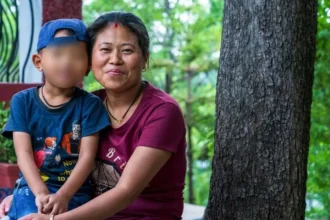 Cristã no Nepal testemunha a conversão de toda a família após conhecer Jesus em meio ao aumento da perseguição no país. Foto Reprodução/Christian Aid Mission