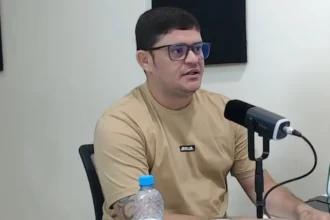 Ex-viciado em crack, Thiago Gomes relata como foi resgatado das ruas, libertado das drogas e transformado pelo poder de Jesus Cristo. Foto: Reprodução/YouTube/1dose1conversa