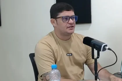 Ex-viciado em crack, Thiago Gomes relata como foi resgatado das ruas, libertado das drogas e transformado pelo poder de Jesus Cristo. Foto: Reprodução/YouTube/1dose1conversa