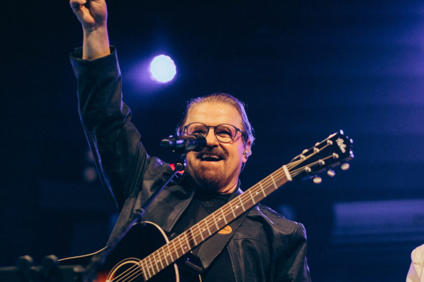 Asaph Borba lança o álbum ''50 Anos de Adoração'', que contém participações especiais e canções de grande sucesso do artista. Foto: Divulgação.